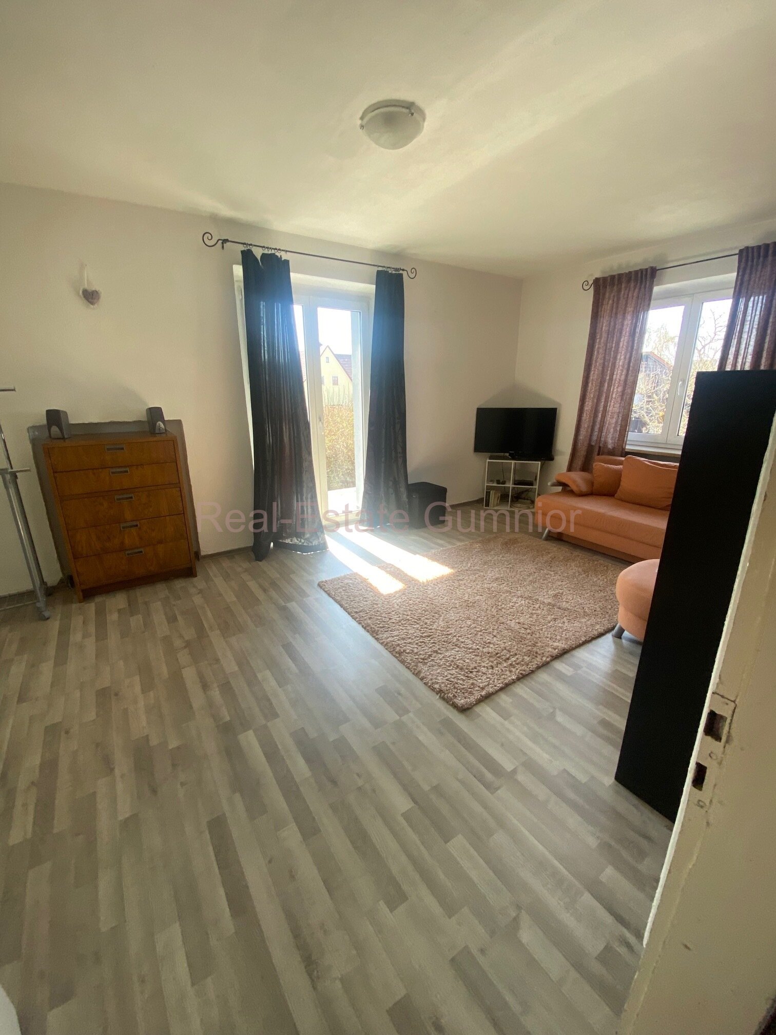 RESERVIERT!! Modernisiertes 1-2 Fam.-Wohnhaus mit schönem Grundstück nähe des Zentrums ** Gepflegt **