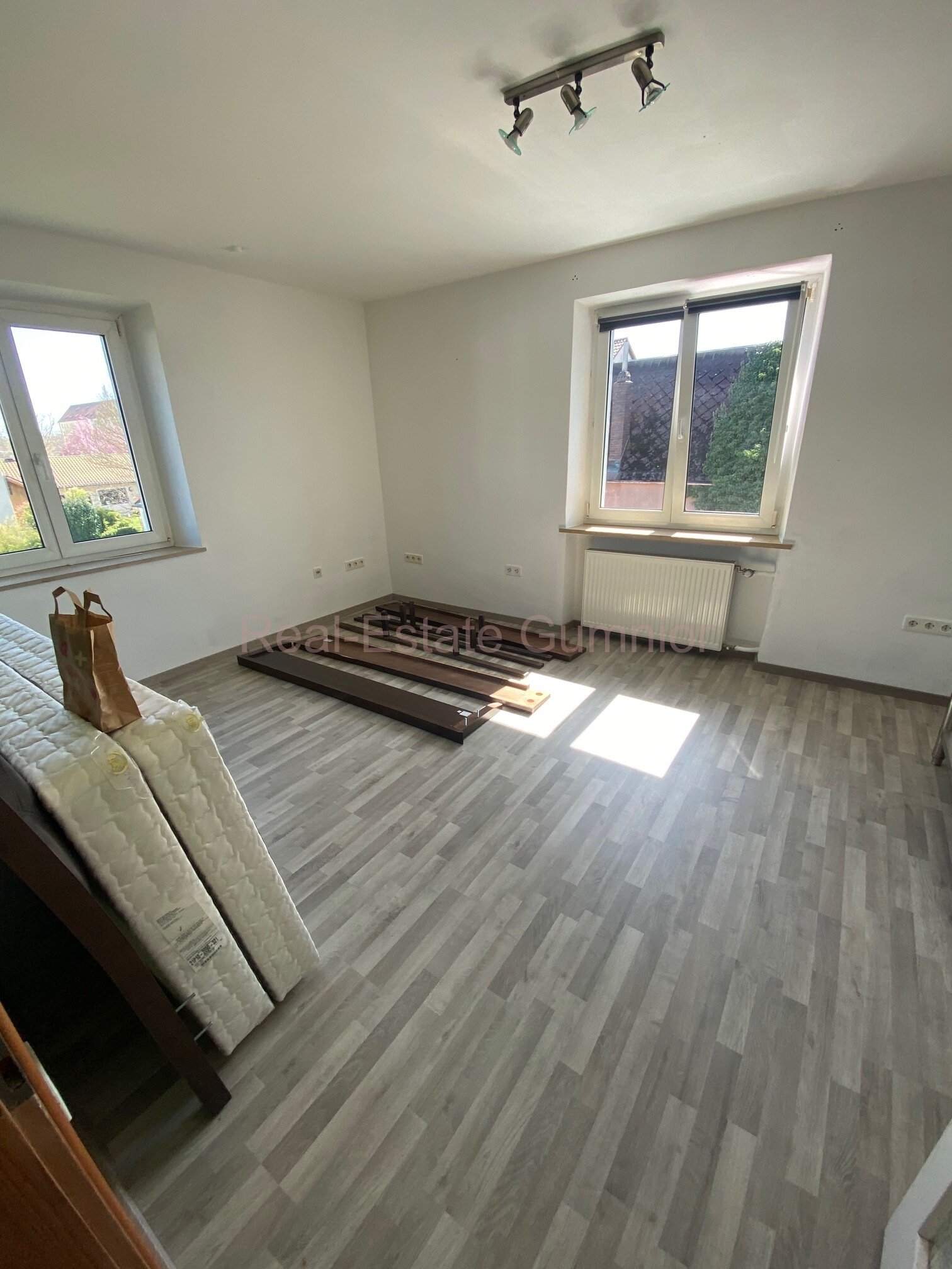 RESERVIERT!! Modernisiertes 1-2 Fam.-Wohnhaus mit schönem Grundstück nähe des Zentrums ** Gepflegt **
