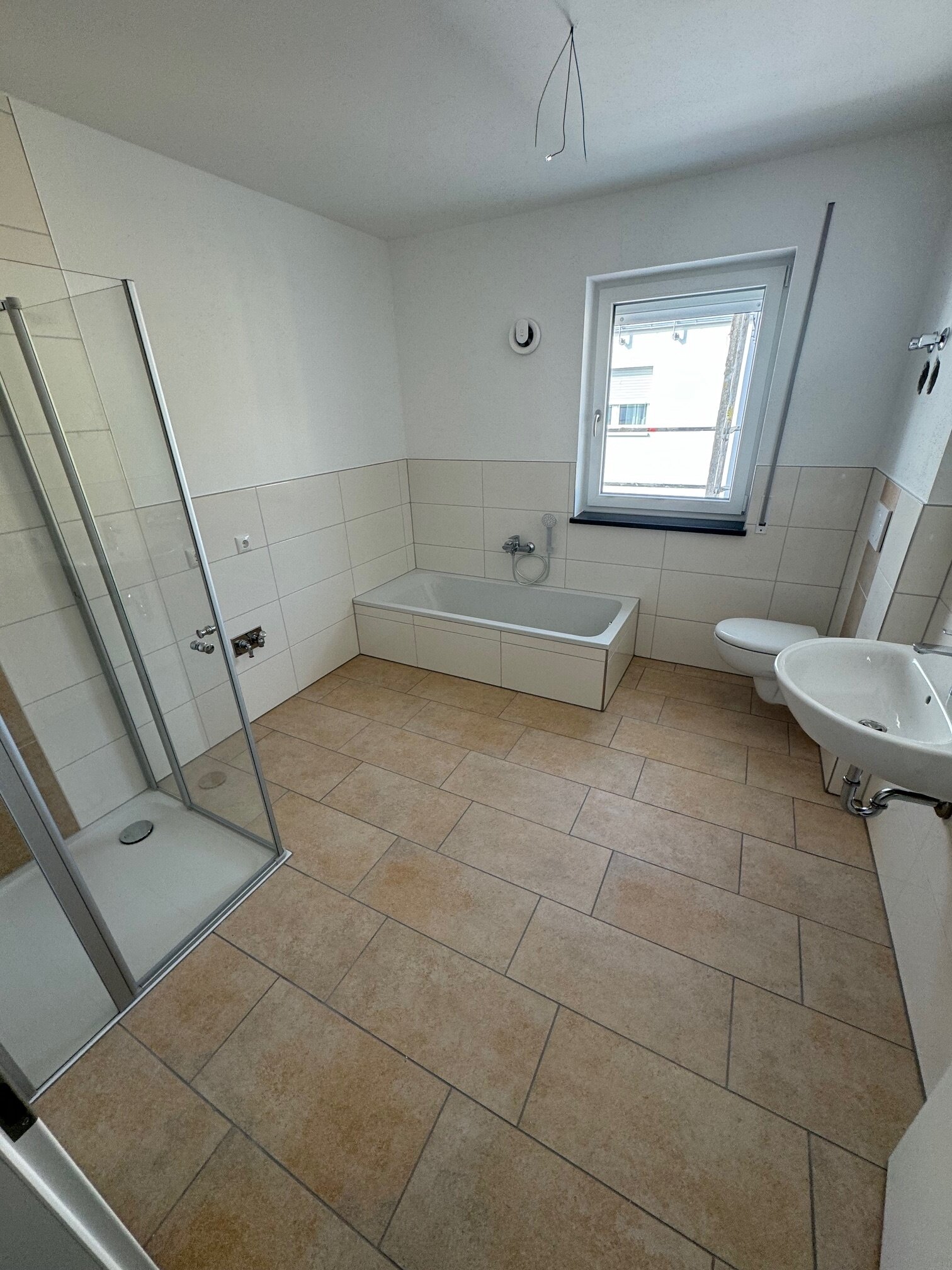 Großzügige 3 Zimmer - Souterrain - Wohnung mit Terrasse ** QNG - KfW-Förderfähig und Sonder Afa