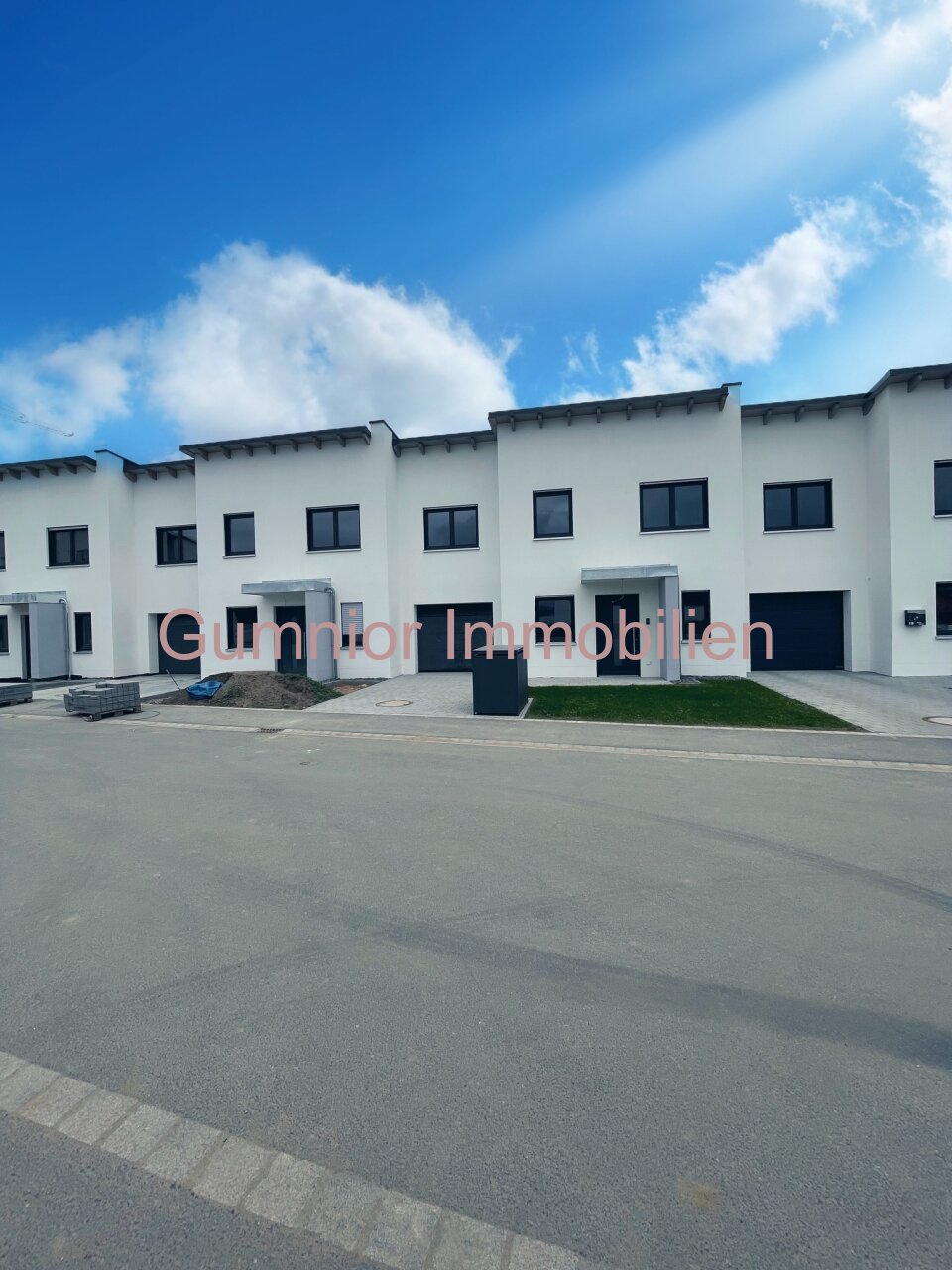 ! Modernes Reihenhaus mit viel Platz ** Effiziente Bauweise ** mit Garage * Provisionsfrei 