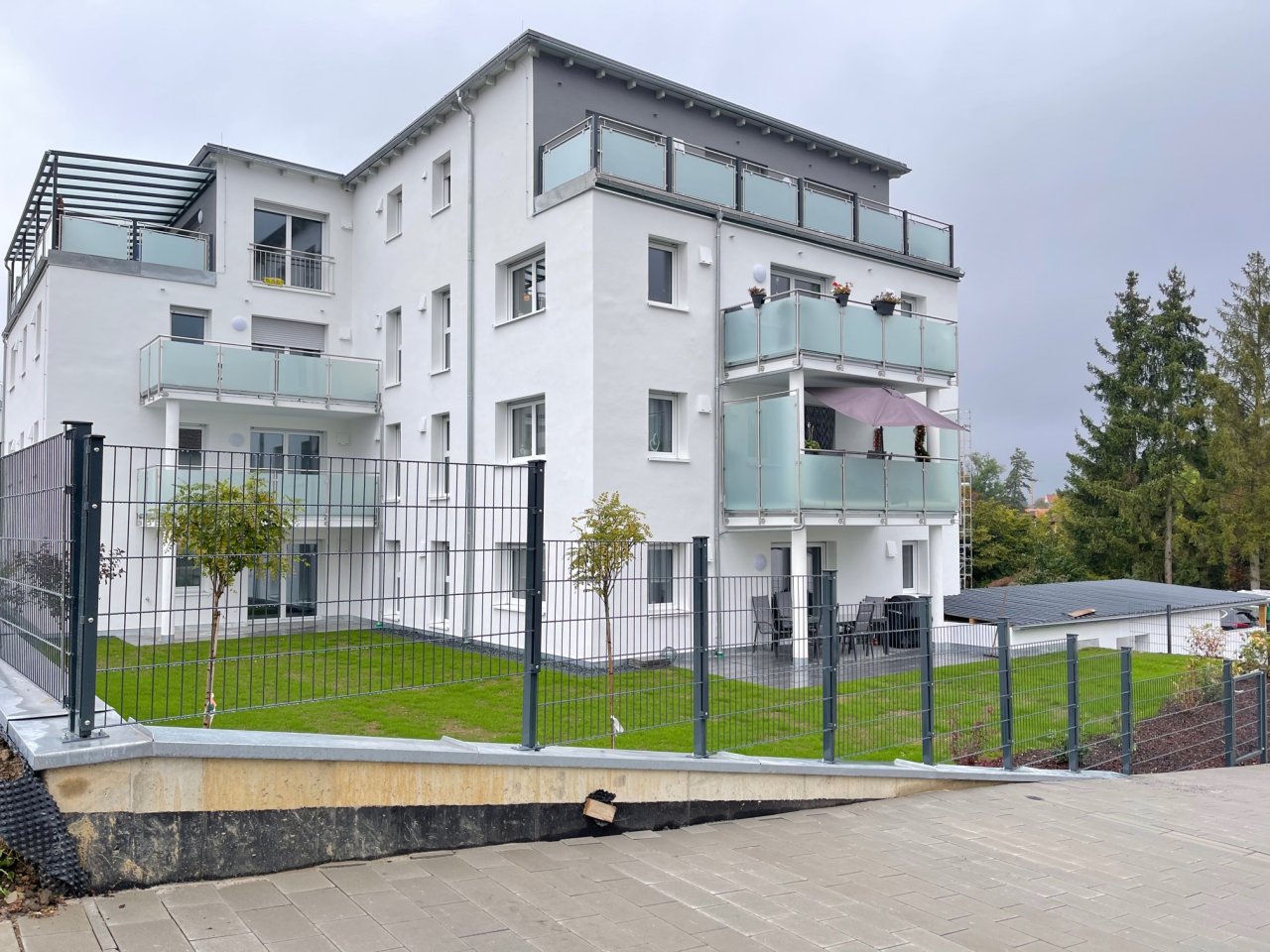 Großzügige 4 ZKB-Terrassenwohnung mit Gartenfläche in zentraler und doch ruhiger Wohnlage ** KfW 40**Barrierefrei  