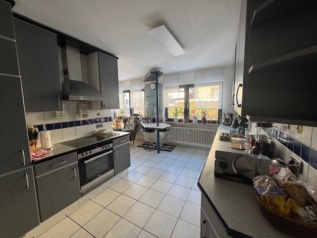 Top gepflegtes 2-3 Fam.-Wohnhaus -- Immer wieder renoviert und modernisiert ** Top ** EBK und Balkone