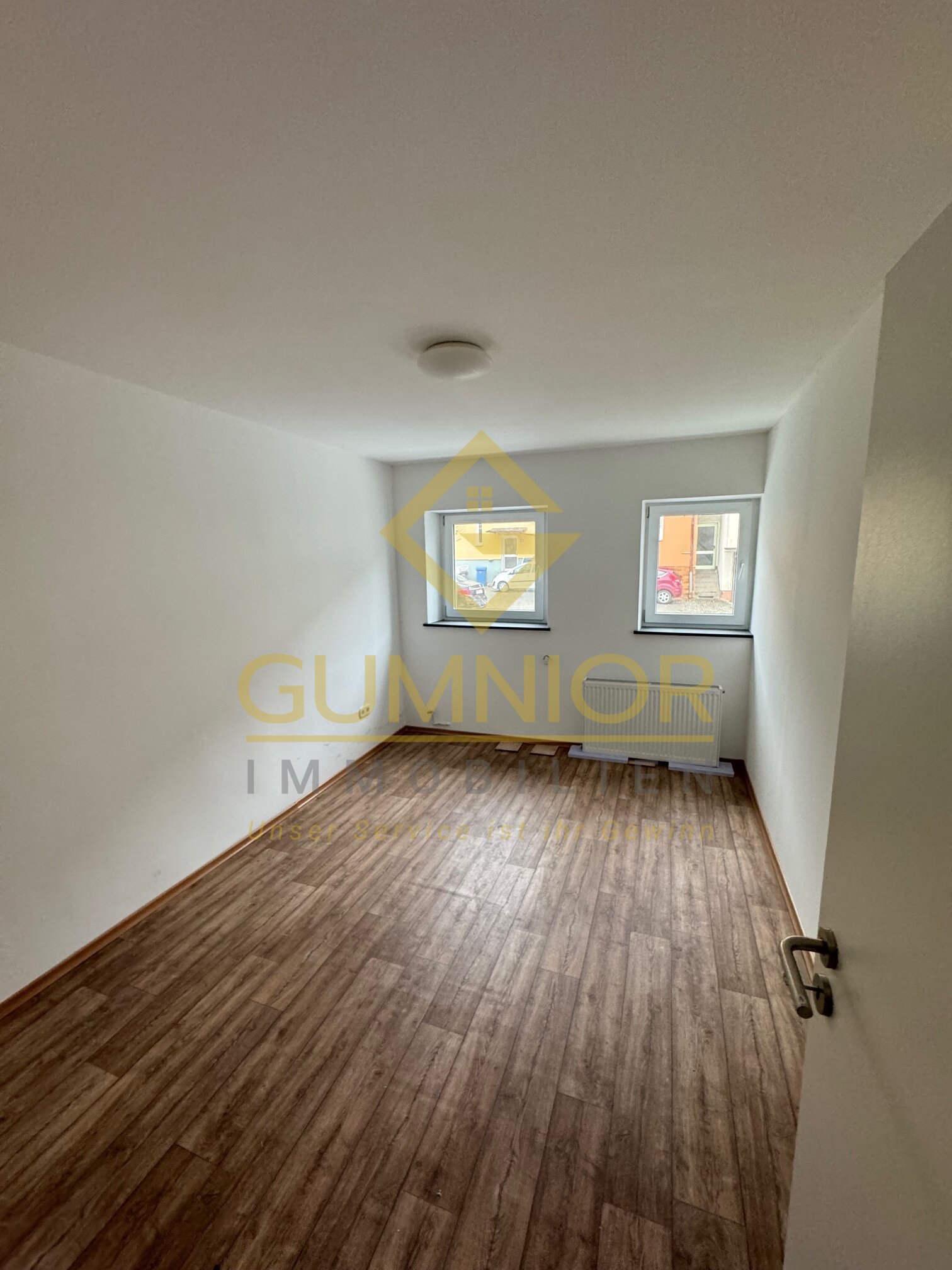 2 Zimmer Apartment in zentraler Lage -- mit EBK und Duschbadezimmer -- Terrasse 