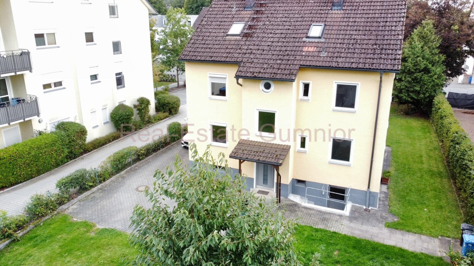 Großzügiges Wohnhaus für 3 Familien in begehrter Lage von Weiden -- Keller- EBKs **plus Entwicklung  