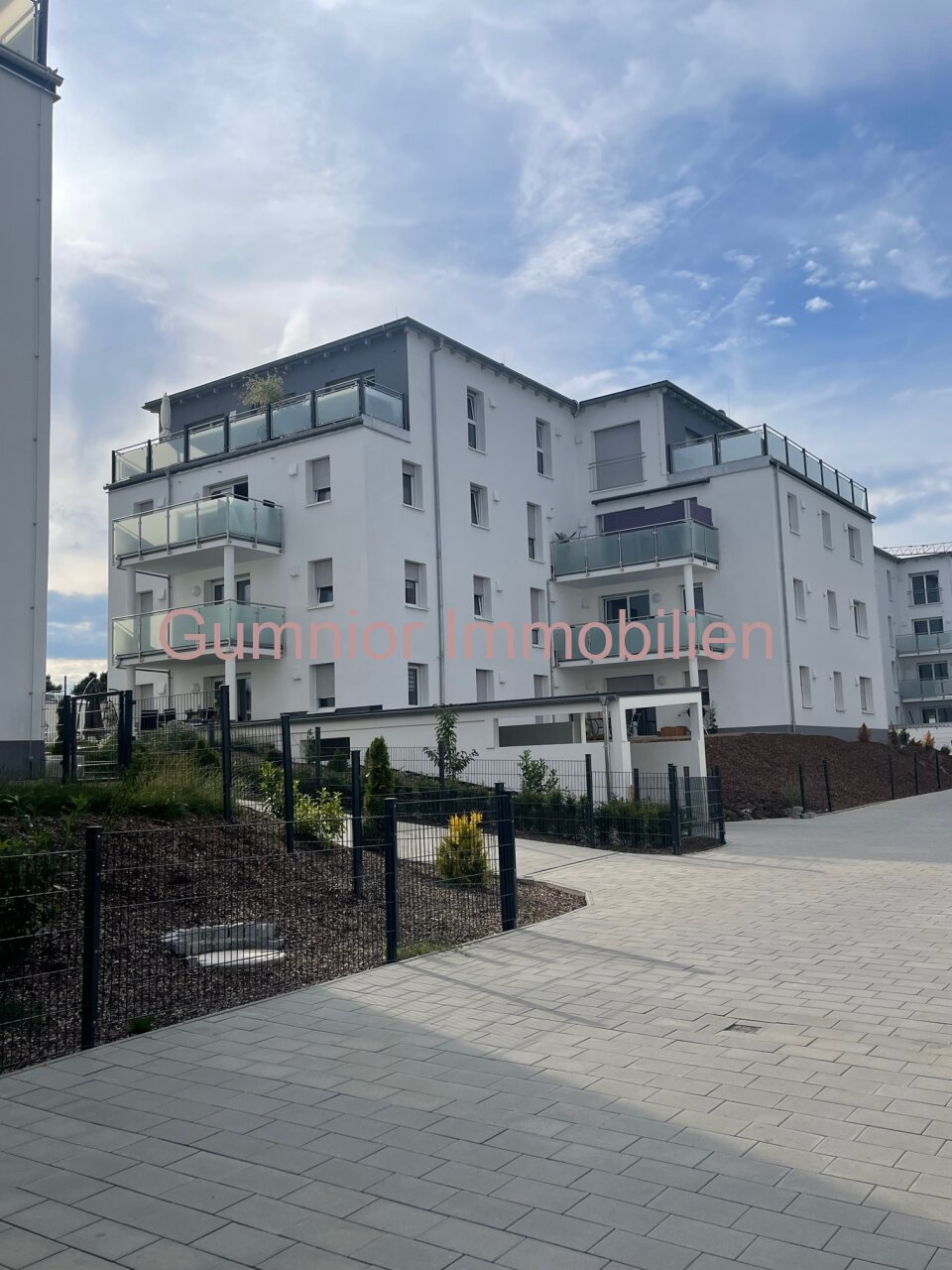 Großzügige 4 ZKB-Terrassenwohnung mit Gartenfläche in zentraler und doch ruhiger Wohnlage ** KfW 40**Barrierefrei
