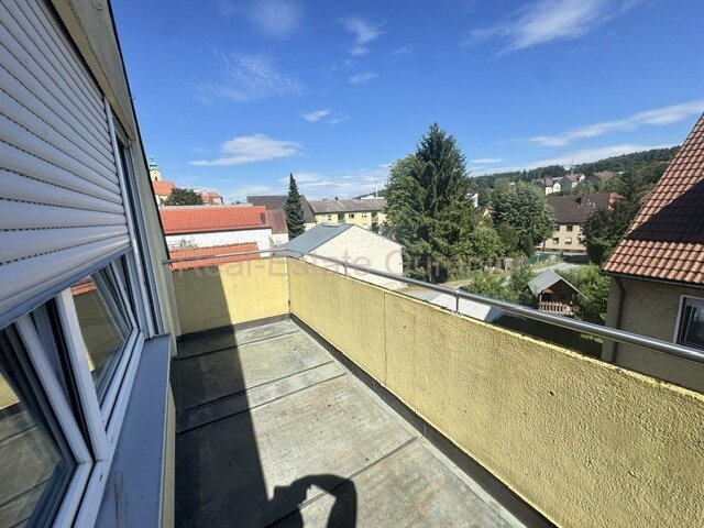 Neustadt-WN: 2 Zimmer DG-.Wohnung mit tollen Ausblick* Balkon * teilw. neu renoviert Neustadt-WN: 2 Zimmer DG-.Wohnung mit tollen Ausblick* Balkon * teilw. neu renoviert