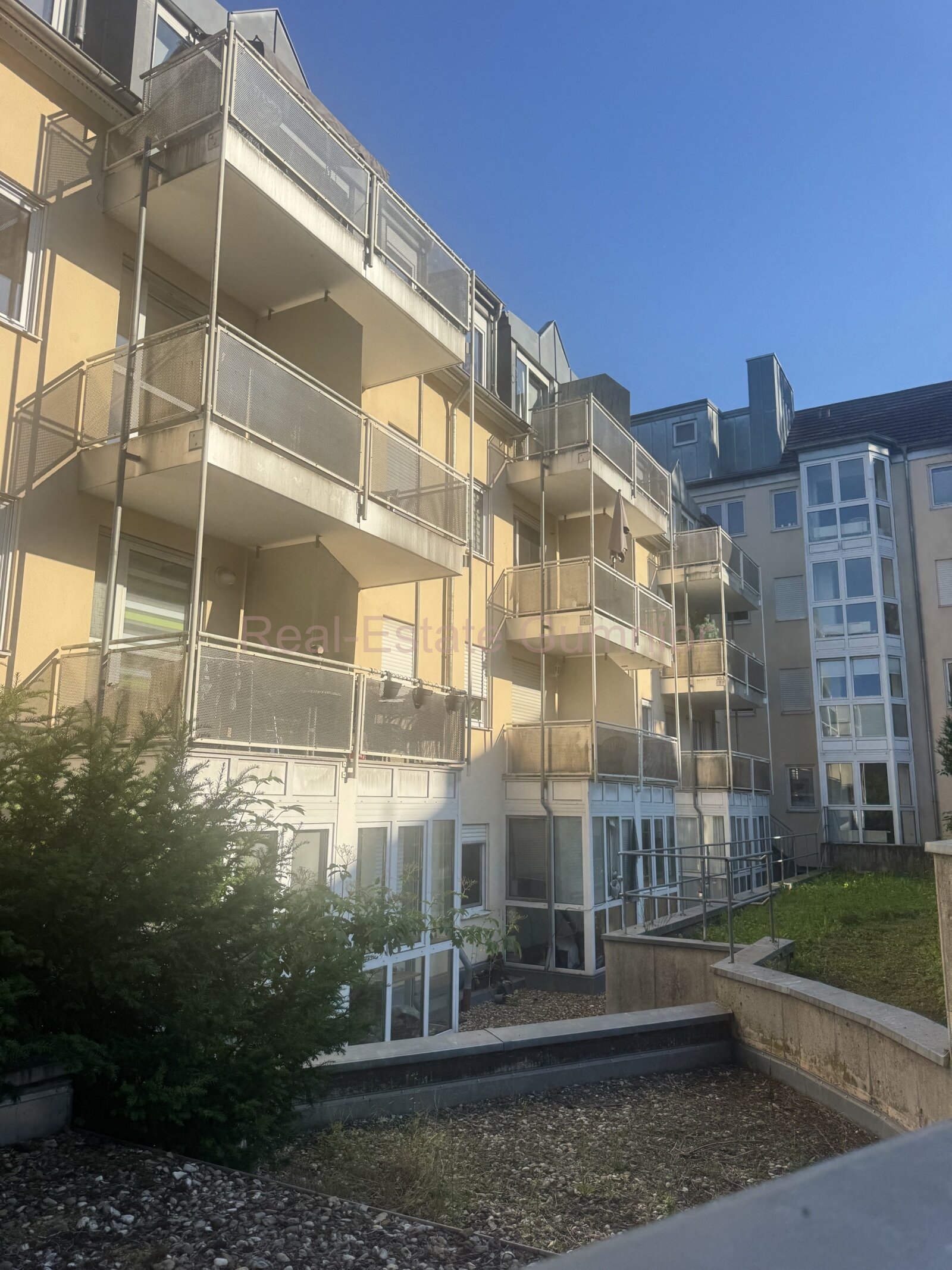Gemütliche 2 Zimmer-WG mit großen Wintergarten ** Lift** EBK** TG-Stellplatz ** Top Anlage