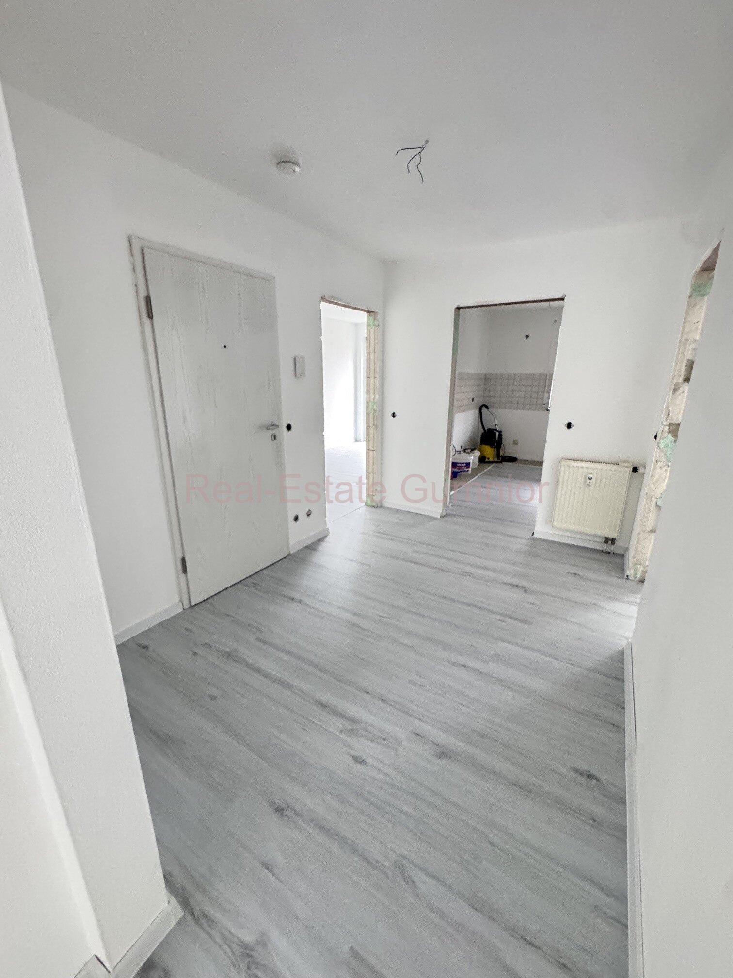 Wohnen inmitten der Natur und unweit vom Zentrum *** 3 Zimmer Wohnung mit Balkon ** TG - Stellplatz * Renoviert 