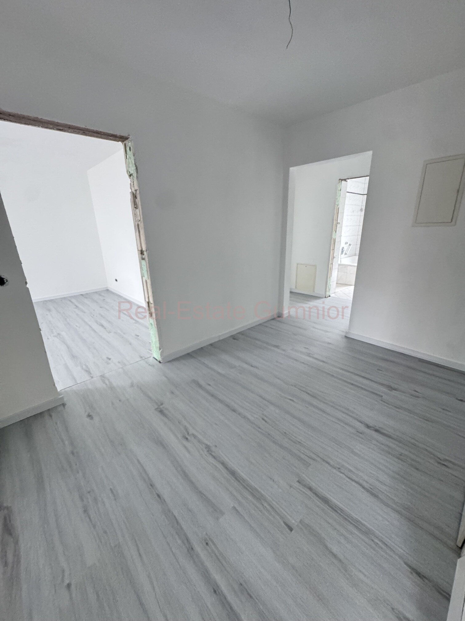 Wohnen inmitten der Natur und unweit vom Zentrum *** 3 Zimmer Wohnung mit Balkon ** TG - Stellplatz * Renoviert 