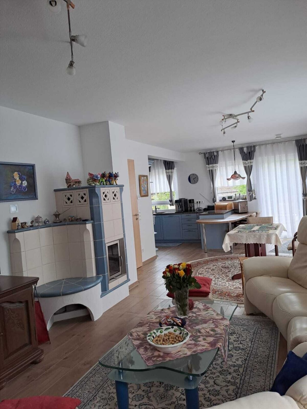 Wohn-Esszimmer mit Blick in die Küche Wohn-Esszimmer mit Blick in die Küche