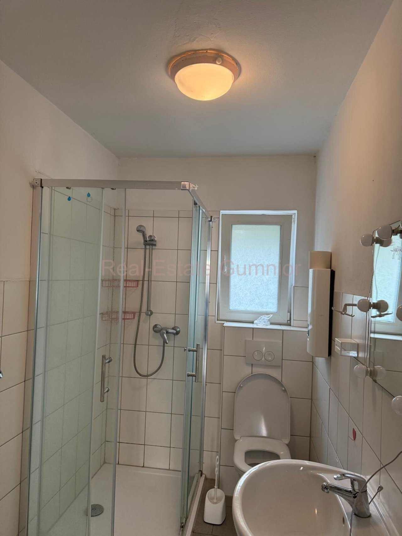 Duschbadezimmer-WC Duschbadezimmer-WC