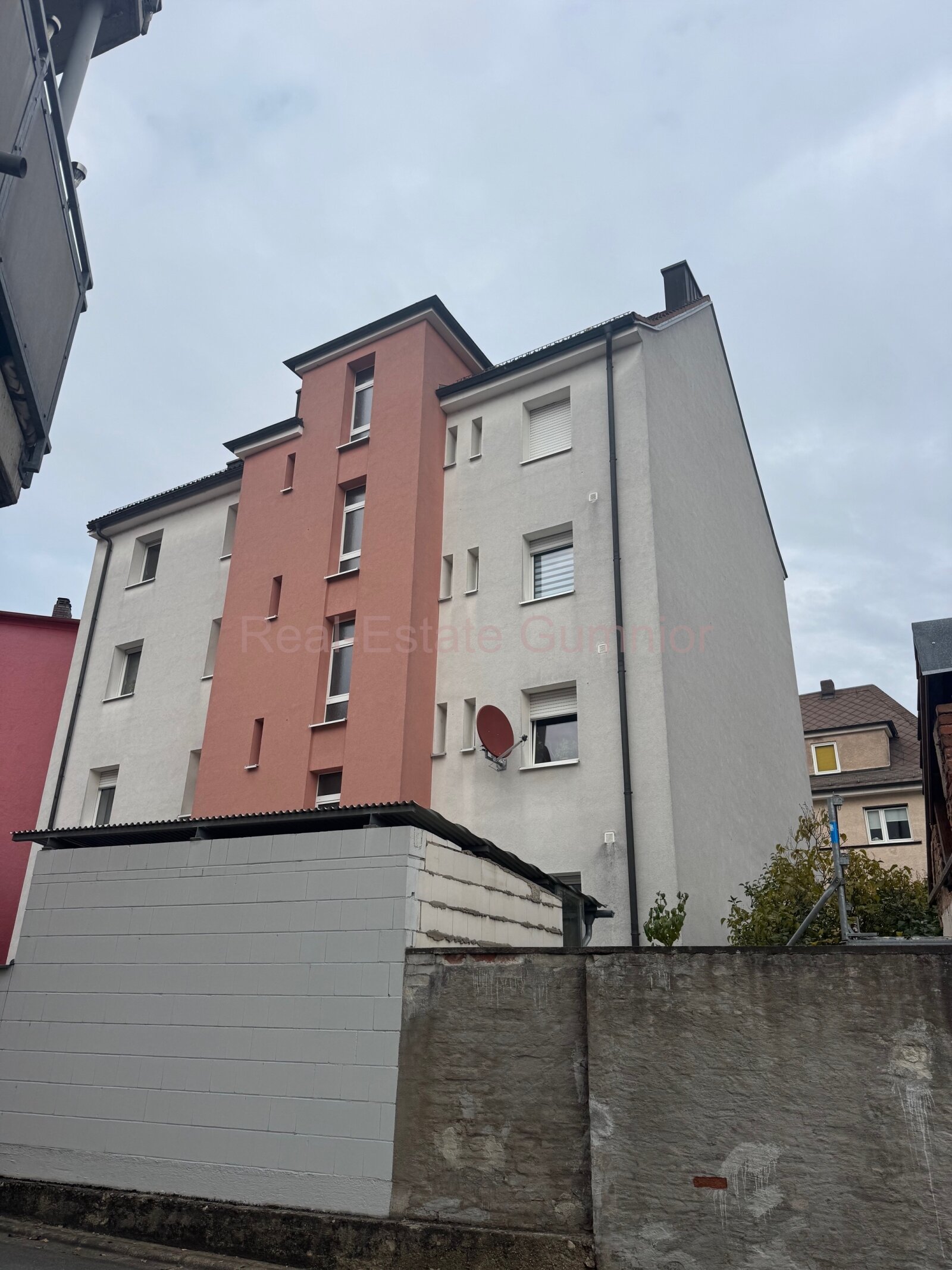 Weiden in der Oberpfalz: Top Investment * Mehrere  ETWs in einem Objekt -- gut vermietet ** Top ** Zentrumsnah 