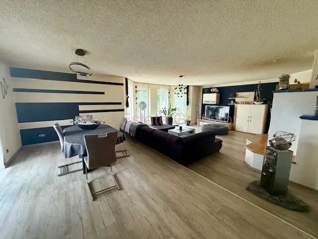 Traumhafte Aussicht in unverbaubarer Lage ** Wohnhaus mit ELW  ** Top ** Pool, Kaminofen und vieles mehr