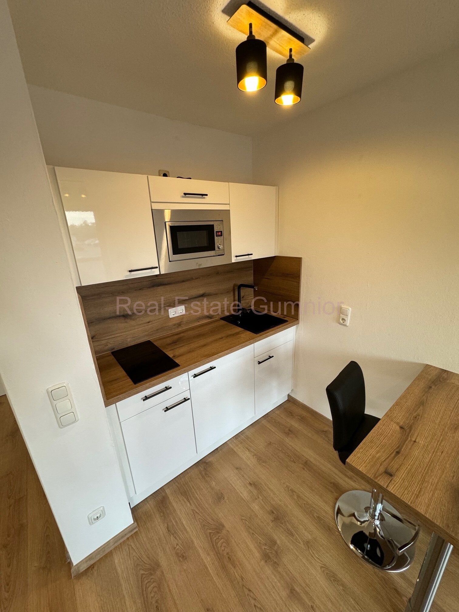 Voll möblierte EG - Wohnung mit neuer EBK und Balkon im EG -- TG-Stellplatz ** Top **