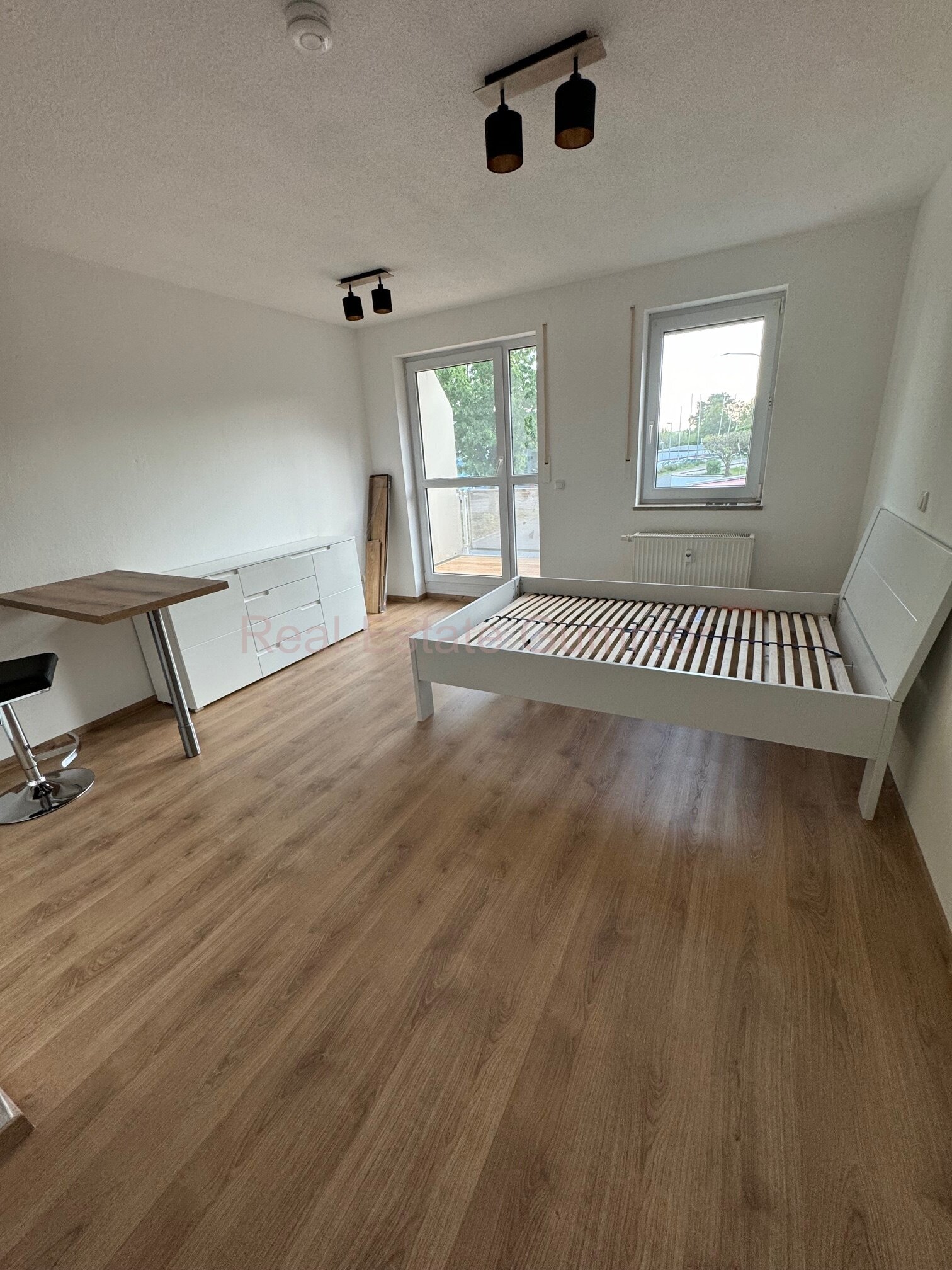 Voll möblierte EG - Wohnung mit neuer EBK und Balkon im EG -- TG-Stellplatz ** Top **
