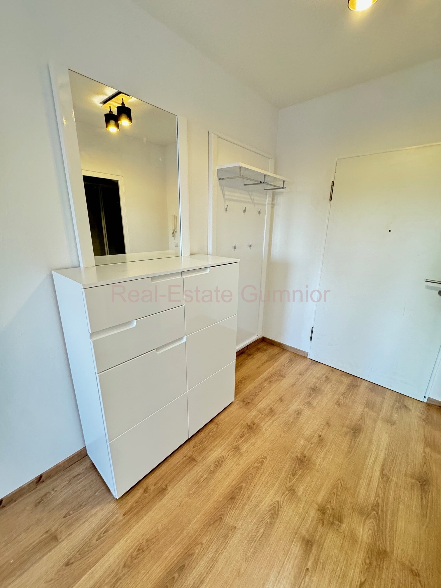 Voll möblierte EG - Wohnung mit neuer EBK und Balkon im EG -- TG-Stellplatz ** Top **