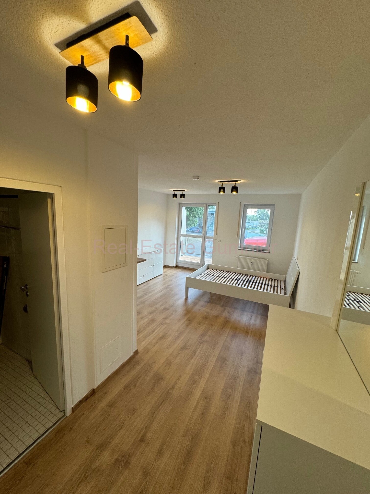 Voll möblierte EG - Wohnung mit neuer EBK und Balkon im EG -- TG-Stellplatz ** Top **