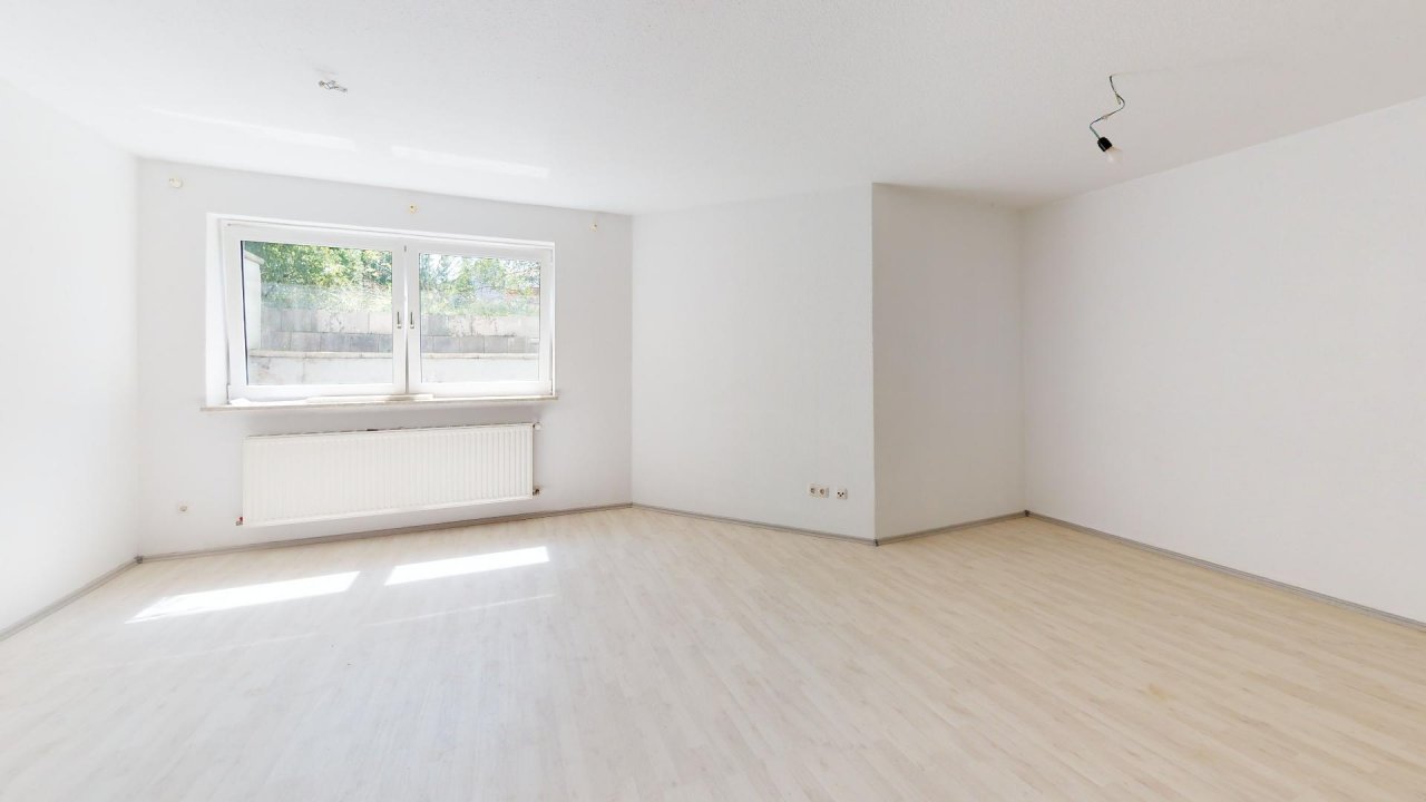 Gepflegte 1 Zimmer Souterrain-Apartment  inkl. EBK und Duschbadezimmer ** PLUS GARTENFLÄCHE und Nebengebäude
