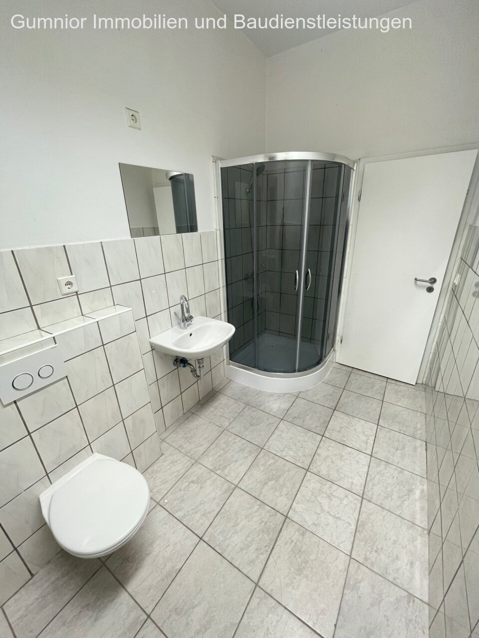  4 - Raumwohnung mit 1 Duschbadezimmer und Küche ** PLUS Balkon und Kaminofenanschluss 