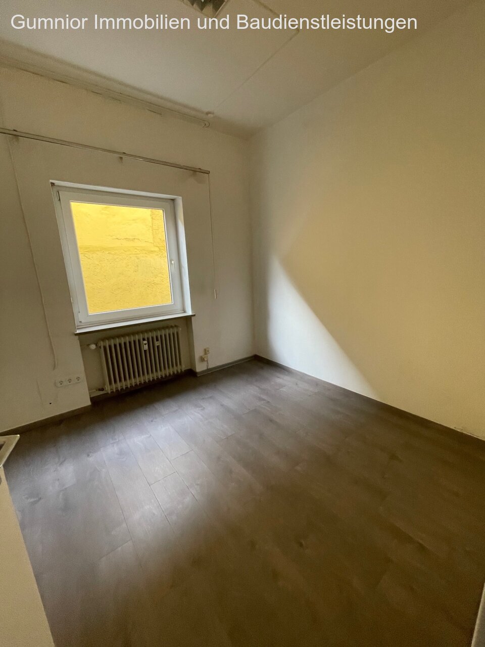  4 - Raumwohnung mit 1 Duschbadezimmer und Küche ** PLUS Balkon und Kaminofenanschluss 