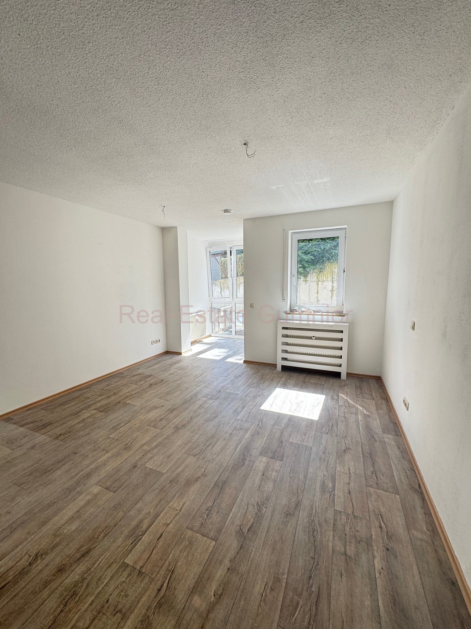 Reserviert** Gepflegtes 1 Zimmer Apartment mit EBK und TG-Stellplatz ** Wintergarten **