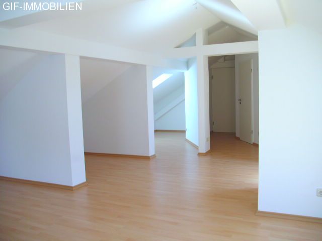 Altenstadt: 1-2 Zimmer Mansardenwohnung in Altenstadt-WN  ** 3 Stock** Stellplatz  