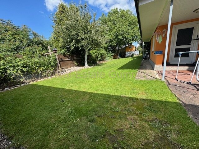 Großzügiges Wohnhaus mit ELW in traumafter Lage -- Tolle Gartenanlage 