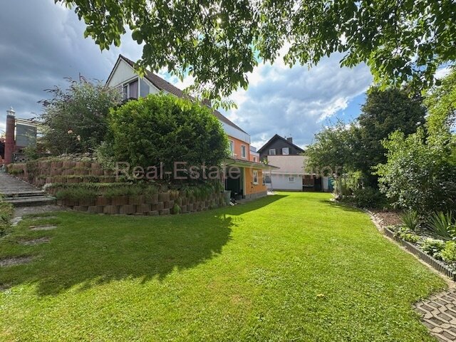 Großzügiges Wohnhaus mit ELW in traumafter Lage -- Tolle Gartenanlage 