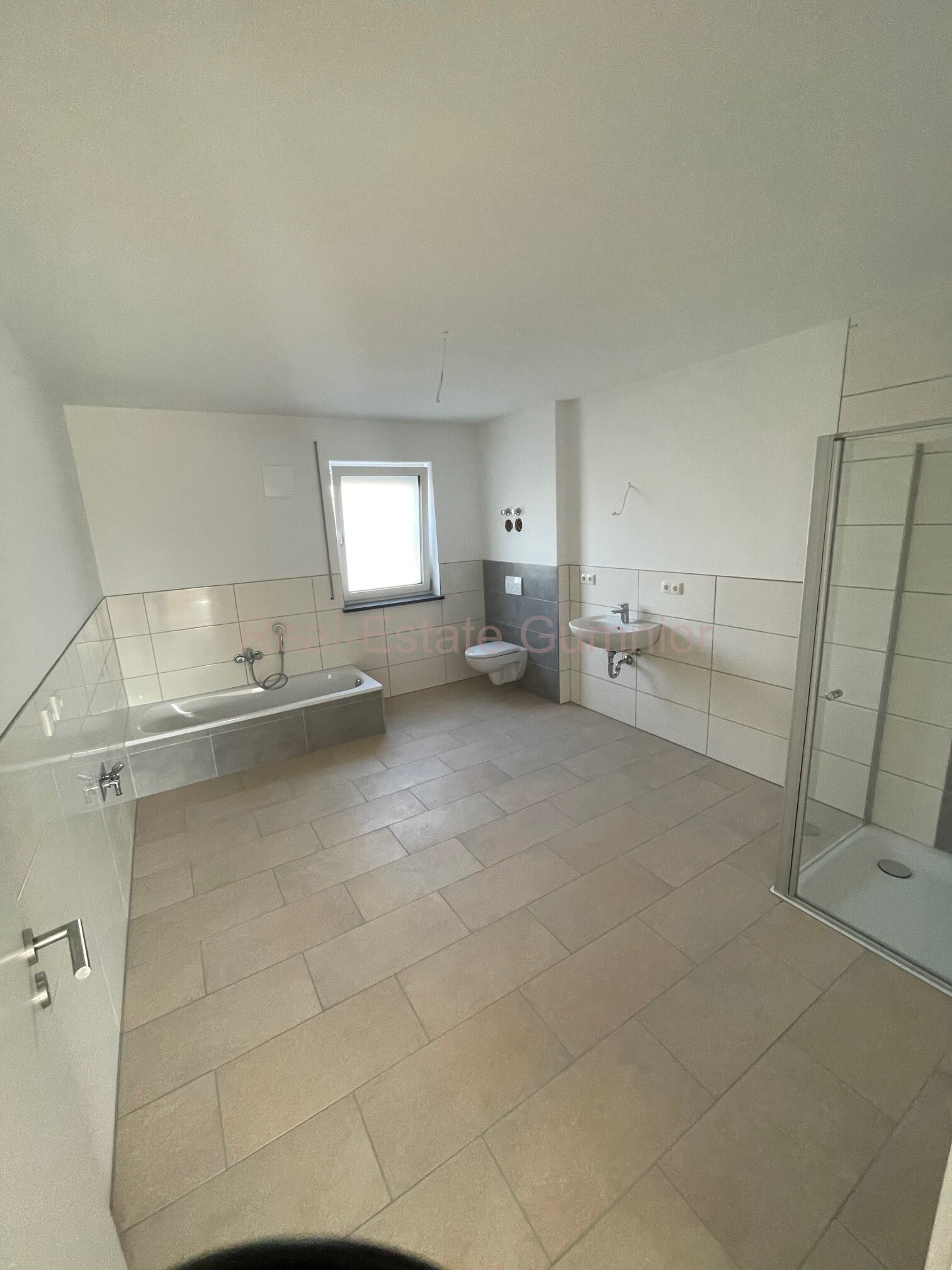 Großzügige 4 ZKB-Terrassenwohnung mit Gartenfläche in zentraler und doch ruhiger Wohnlage ** KfW 40**Barrierefrei  