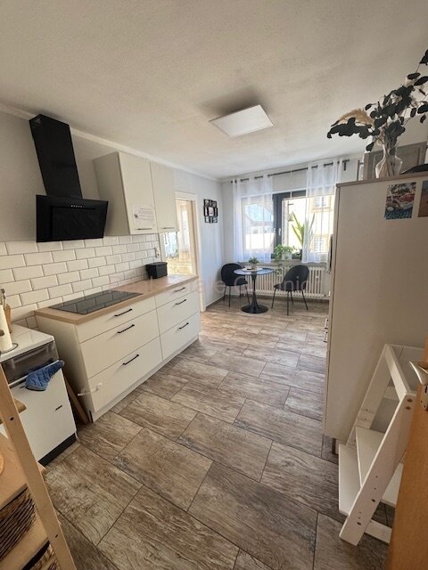 Top gepflegtes 2-3 Fam.-Wohnhaus -- Immer wieder renoviert und modernisiert ** Top ** EBK und Balkone