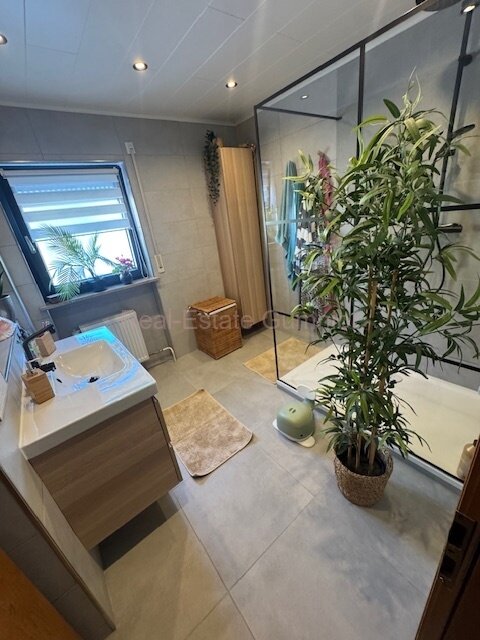 Top gepflegtes 2-3 Fam.-Wohnhaus -- Immer wieder renoviert und modernisiert ** Top ** EBK und Balkone