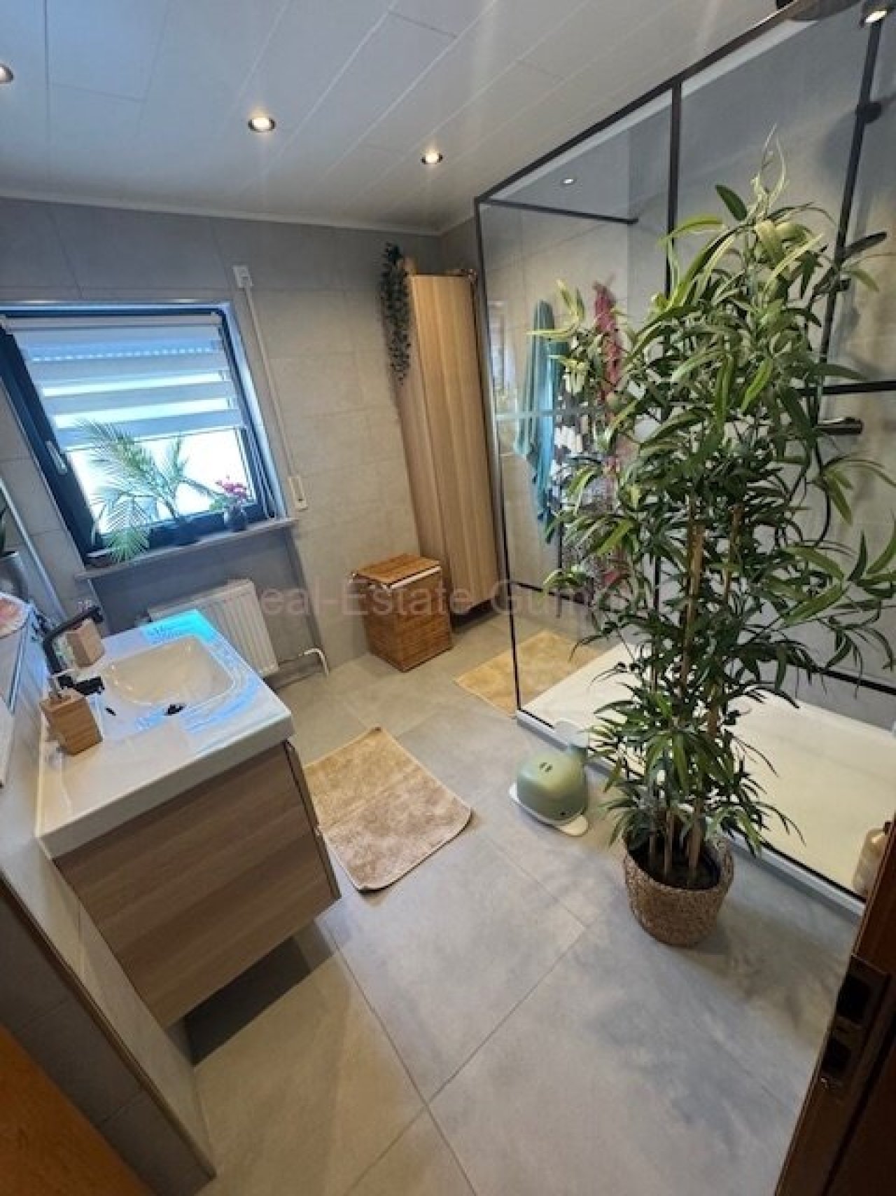 Duschbadezimmer im OG