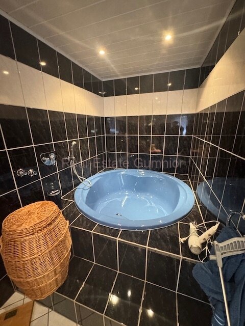 Top gepflegtes 2-3 Fam.-Wohnhaus -- Immer wieder renoviert und modernisiert ** Top ** EBK und Balkone