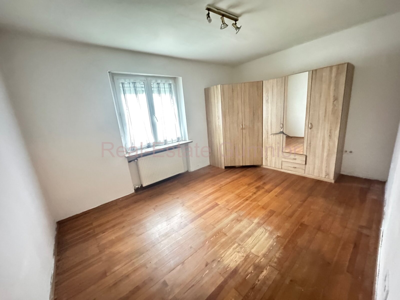 Direkt in GRAFENWÖHR ** City-House modernisiert mit viel Platz auf 2 Ebenen ** Großer Garten