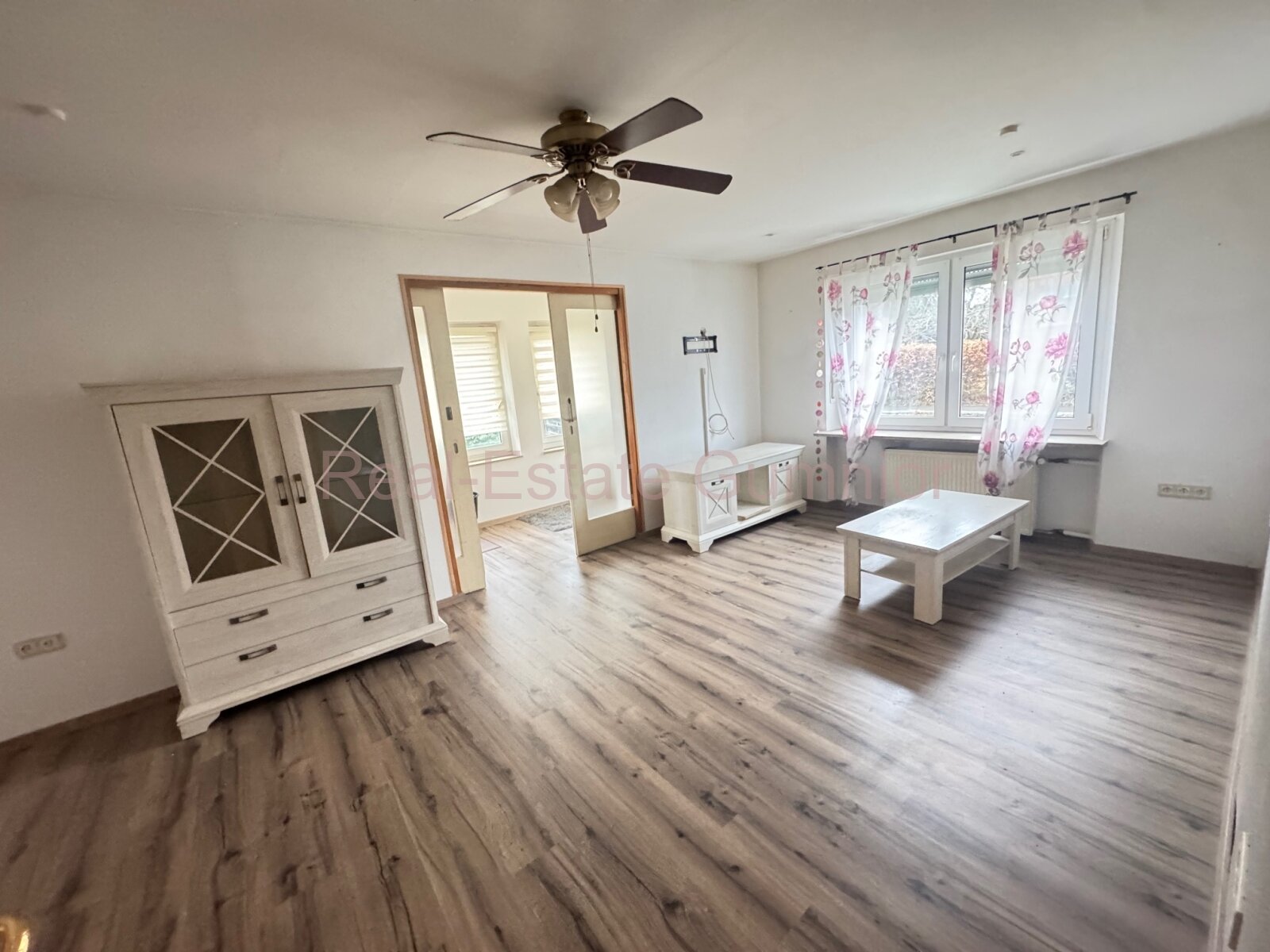 Direkt in GRAFENWÖHR ** City-House modernisiert mit viel Platz auf 2 Ebenen ** Großer Garten