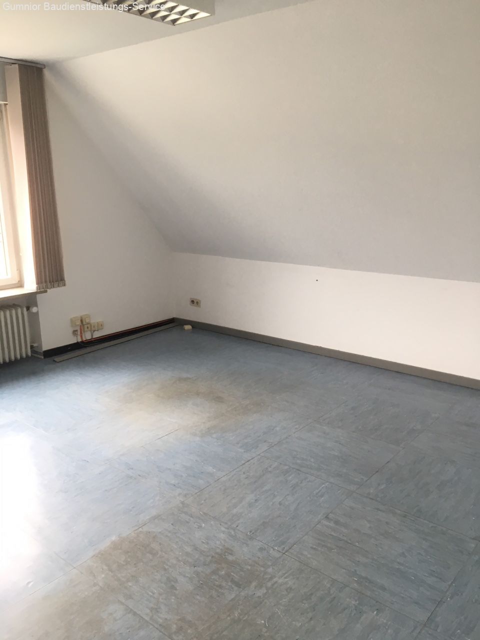 2ZKB-Mansardenwohnung mit Balkon ** Nähe des Zentrums und Einkaufsmöglichkeiten**mit Balkon