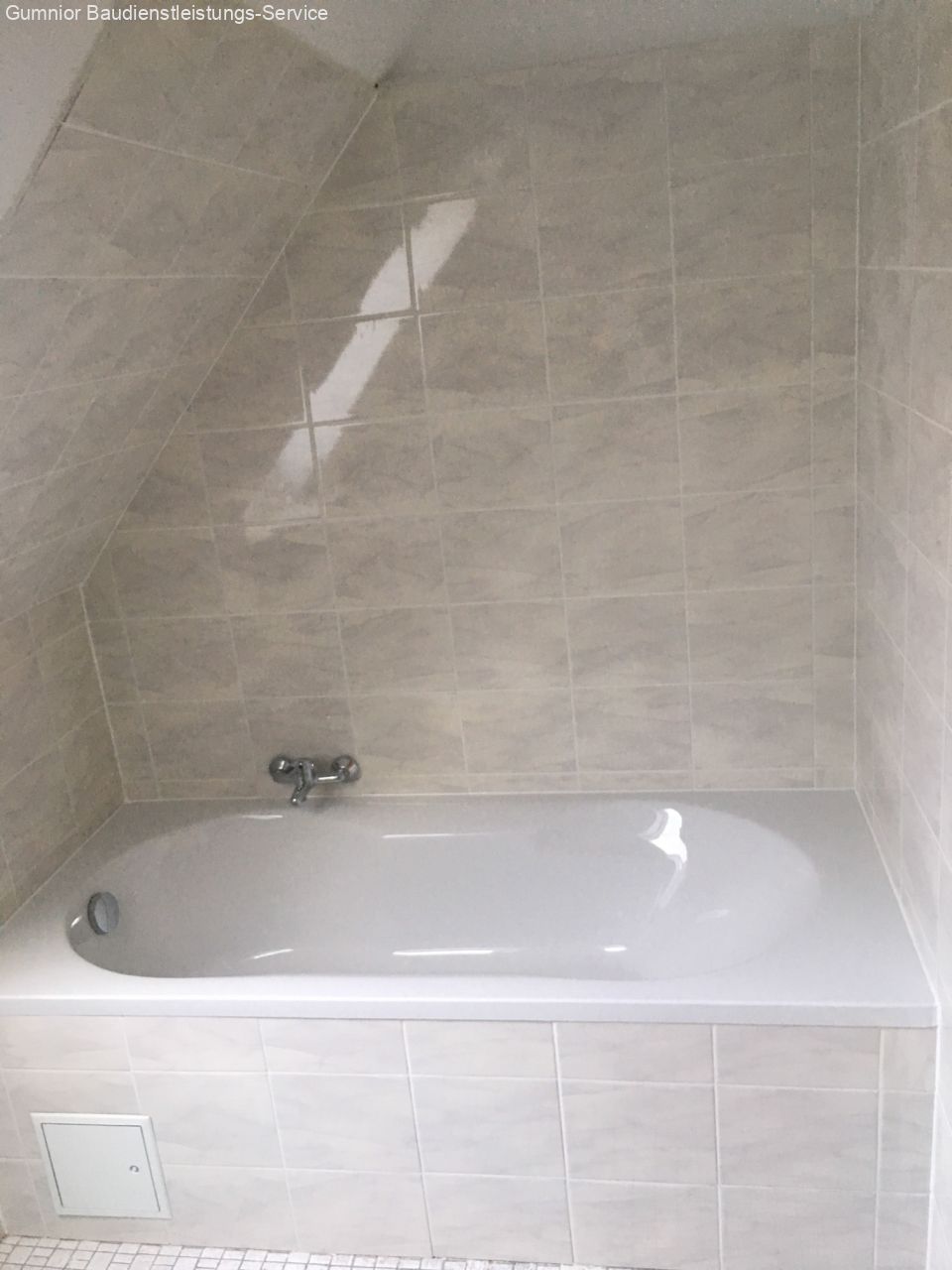 2ZKB-Mansardenwohnung mit Balkon ** Nähe des Zentrums und Einkaufsmöglichkeiten**mit Balkon