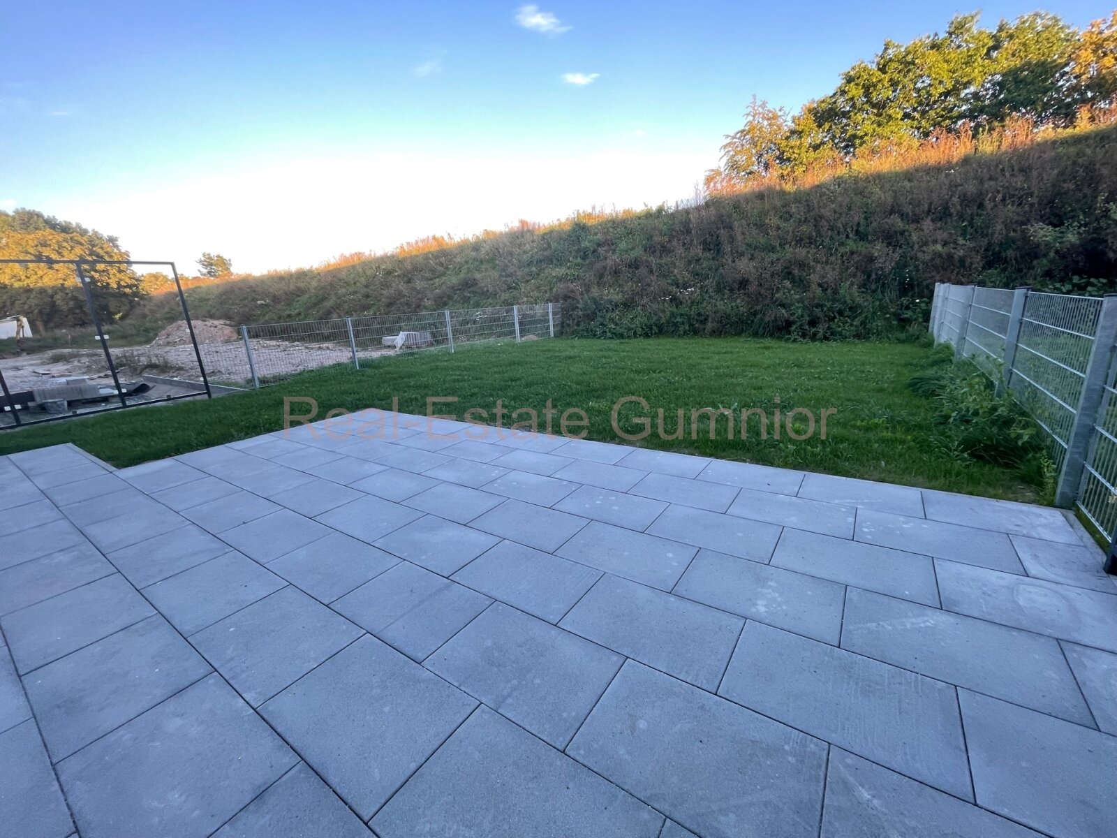 ! Modernes Reihenhaus mit viel Platz ** Effiziente Bauweise ** mit Garage * Provisionsfrei 