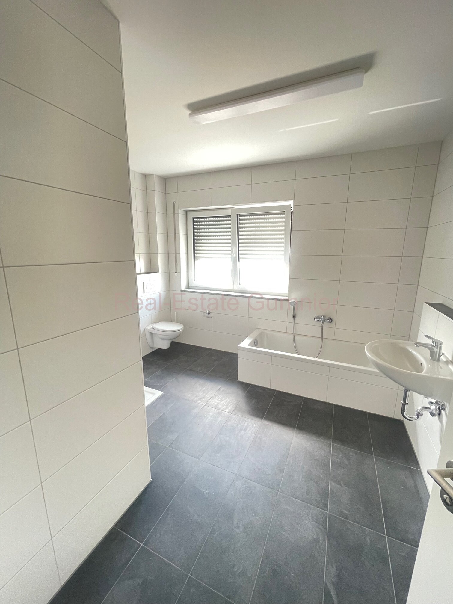 ! Modernes Reihenhaus mit viel Platz ** Effiziente Bauweise ** mit Garage * Provisionsfrei 