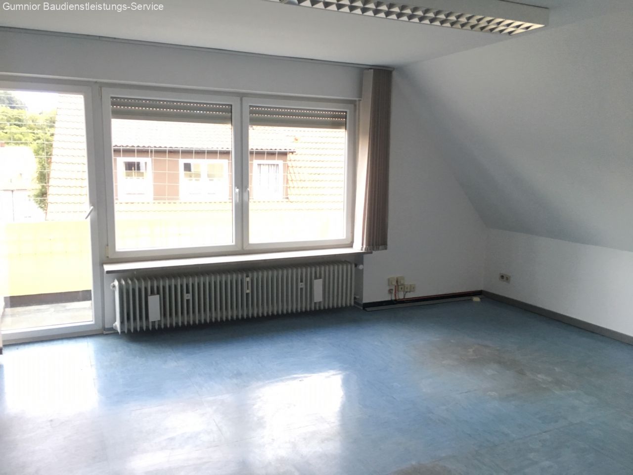 2ZKB-Mansardenwohnung mit Balkon ** Nähe des Zentrums und Einkaufsmöglichkeiten**mit Balkon