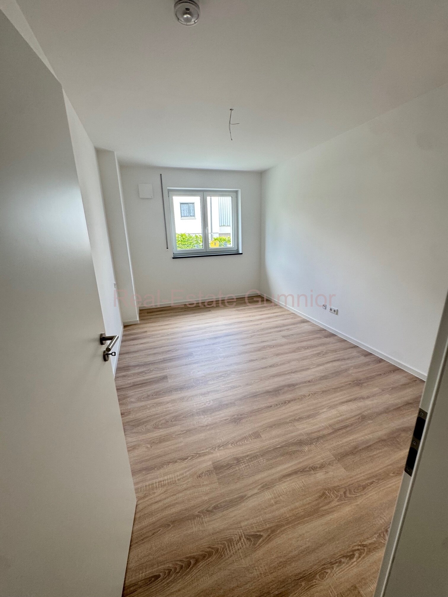 Tolle 2 Zimmer EG Wohnung mit Terrasse und Garten ** QNG ** Lift ** Garten