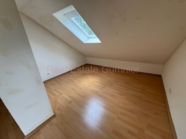 Gepflegte 2 Zimmer Mansarden-Wohnung mit EBK in verkehrsgünstiger Wohnlage ** Top **