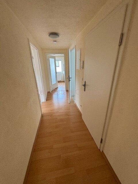 Gepflegte 2 Zimmer Mansarden-Wohnung mit EBK in verkehrsgünstiger Wohnlage ** Top **