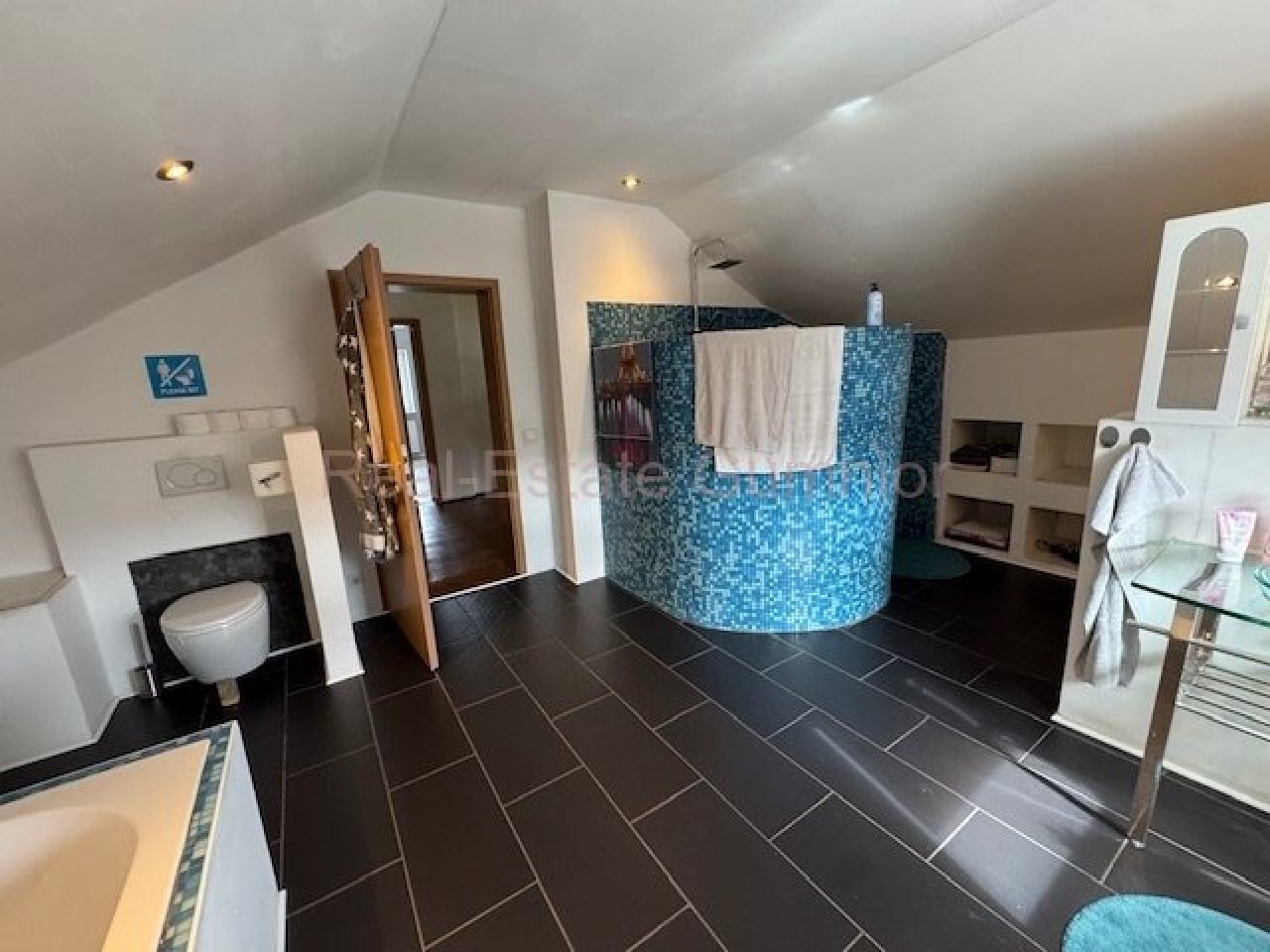Badezimmer mit Dusche und Wanne Badezimmer mit Dusche und Wanne