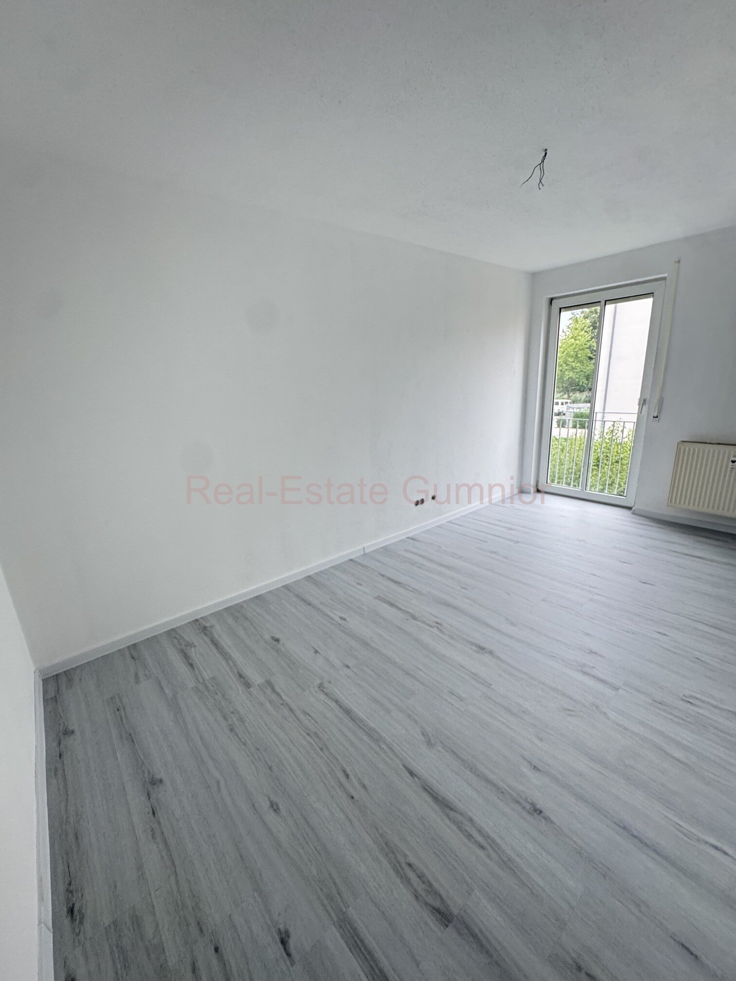Wohnen inmitten der Natur und unweit vom Zentrum *** 3 Zimmer Wohnung mit Balkon ** TG - Stellplatz * Renoviert